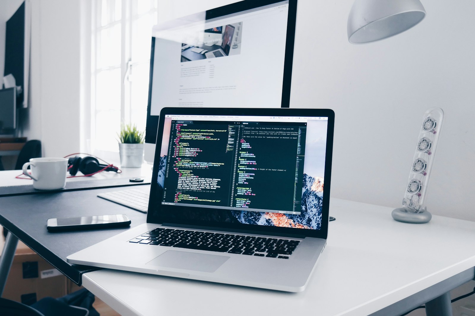 Laptop con código en la pantalla sobre un escritorio